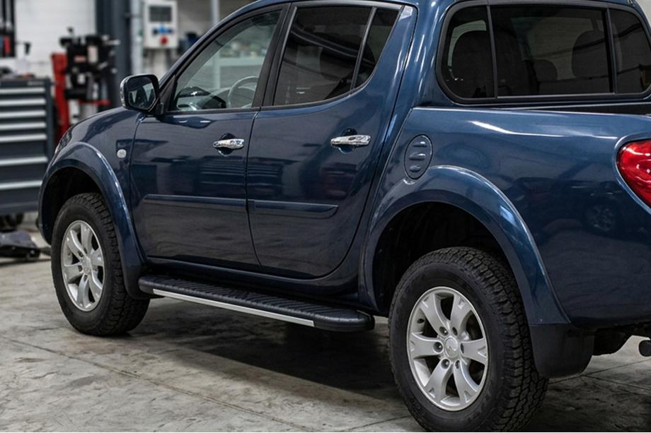 Mitsubishi L200 2006–2015 Boční prahy Bosphorus Grey (2 ks, hliník) Image