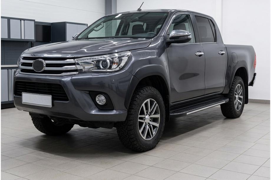 Toyota Hilux 2015– Boční prahy Bosphorus Grey (2 ks, hliník) Image