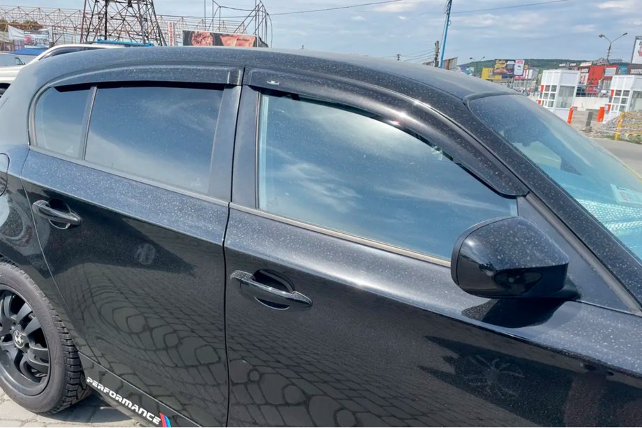 BMW řada 1 E81/E82/E87/E88 2004–2011 Ofuky oken (4 ks, HIC) Image