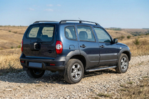 Chevrolet Niva 1998–2020 Boční nášlapy BlackLine (2 ks, hliník) fotografie 1
