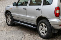 Chevrolet Niva 1998–2020 Boční nášlapy New Vision Black (2 ks, hliník) fotografie 1