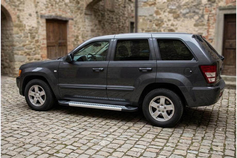 Jeep Grand Cherokee WK 2004–2010 Boční prahy New Vision Grey (2 ks., hliník) Image
