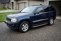 Jeep Grand Cherokee WK 2004–2010 Boční nášlapy BlackLine (2 ks, hliník) fotografie 1