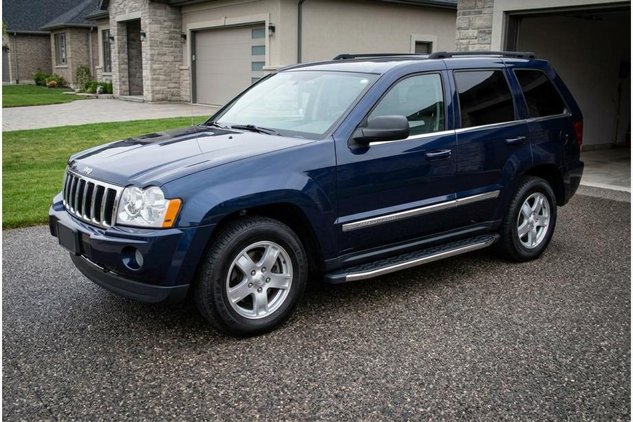 Jeep Grand Cherokee WK 2004–2010 Boční nášlapy BlackLine (2 ks, hliník) Image