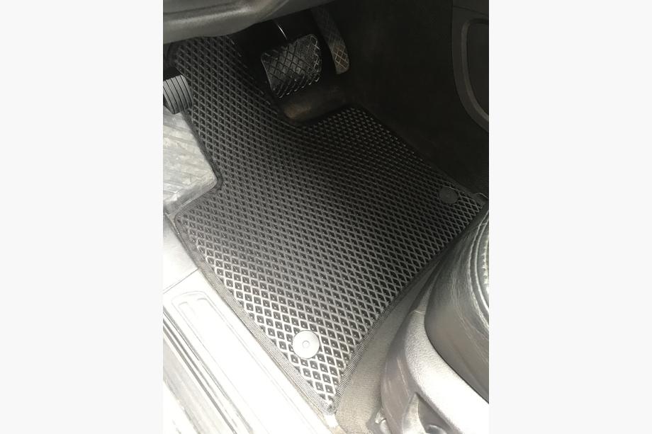 Audi Q7 2005–2015 EVA autokoberce (černé) 2 řady (5 rohoží) Image