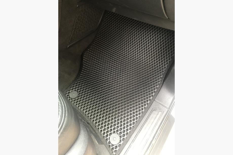 Audi Q7 2005–2015 EVA autokoberce (černé) Fotografie 3