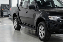 Mitsubishi L200 2015–2024 Boční nášlapy Tayga Black (2 ks, hliník) fotografie 1