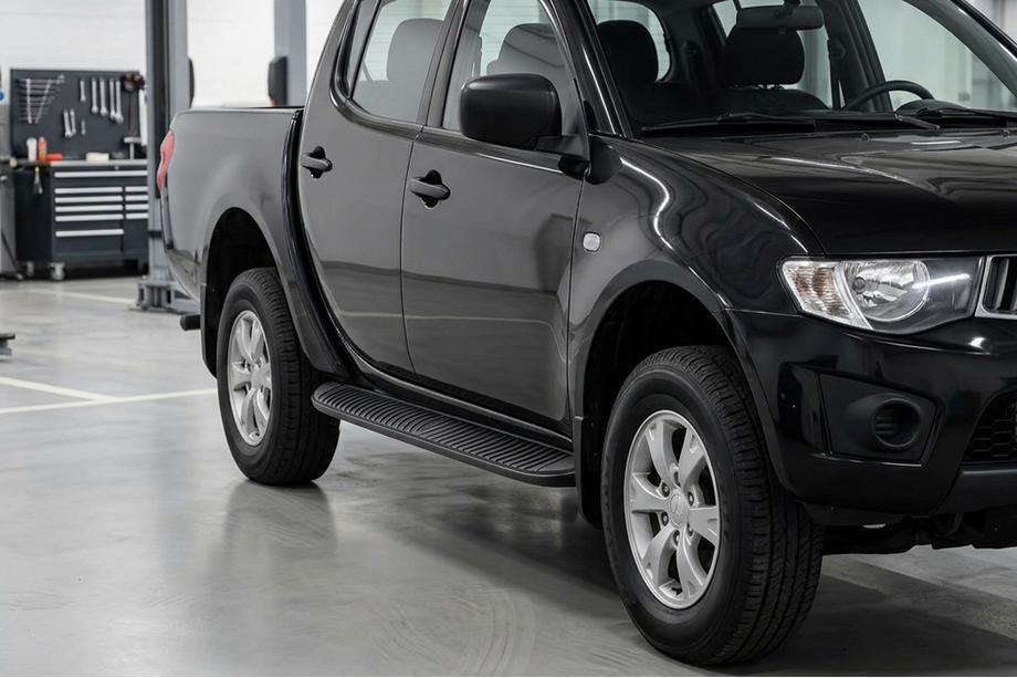 Mitsubishi L200 2015–2024 Boční nášlapy Tayga Black (2 ks, hliník) Image