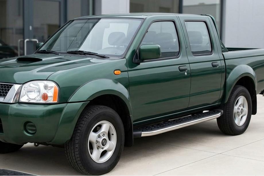 Nissan NP300 1999–2015 Boční nášlapy BlackLine (2 ks, hliník) Fotografie 1