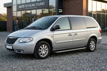 Chrysler Voyager 2001–2007 Boční nášlapy BlackLine (2 ks, hliník) fotografie 1