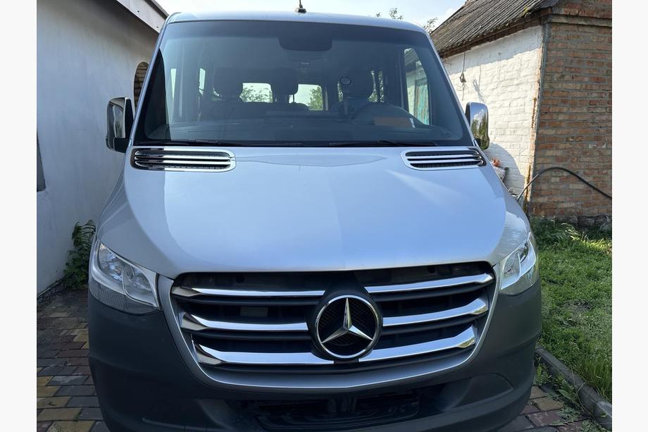 Mercedes Sprinter W907/W910 2018– Chromové lišty na masku (široká verze, 6 ks) Fotografie 1