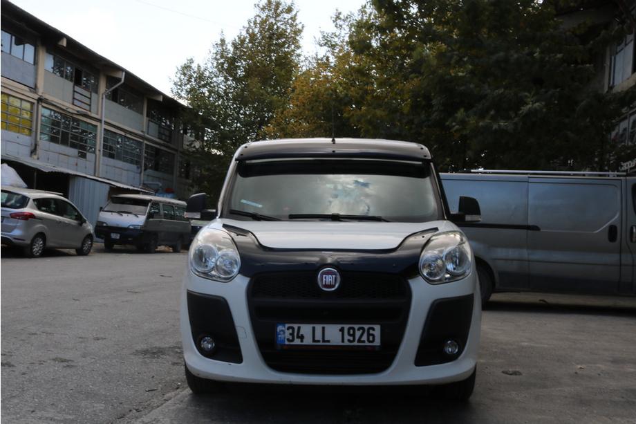 Fiat Doblo II 2010–2022 Sluneční kšilt na čelní sklo (černý lesk, 5 mm) Fotografie 10