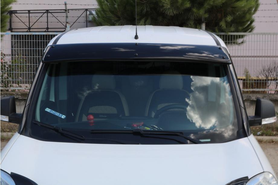 Fiat Doblo II 2010–2022 Sluneční kšilt na čelní sklo (černý lesk, 5 mm) Fotografie 4
