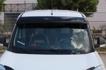Opel Combo 2012–2018 Sluneční kšilt na čelní sklo (černý lesk, 5 mm) fotografie 4