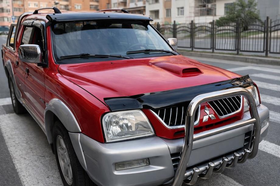 Mitsubishi L200 1996–2006 Deflektor na kapotu (EuroCap) Image