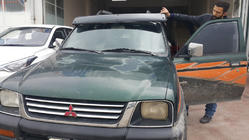 Mitsubishi L200 1996–2006 Sluneční kšilt na čelní sklo (černý lesk, 5 mm) fotografie 4