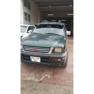 Sluneční kšilt na čelní sklo (černý lesk, 5 mm) Mitsubishi L200 1996–2006 fotografie 3