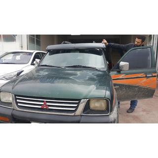 Sluneční kšilt na čelní sklo (černý lesk, 5 mm) Mitsubishi L200 1996–2006 fotografie 4