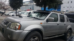 Nissan NP300 1999–2015 Sluneční kšilt na čelní sklo (černý lesk, 5 mm) fotografie 9