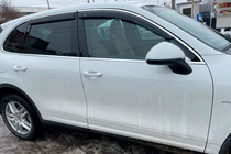 Porsche Cayenne 2010–2017 Deflektory oken s chromovou lištou (4 ks, HIC) fotografie 2