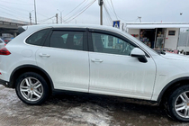 Porsche Cayenne 2010–2017 Deflektory oken s chromovou lištou (4 ks, HIC) fotografie 6