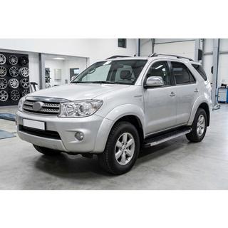 Boční nášlapy BlackLine (2 ks, hliník) Toyota Fortuner 2006–2015 fotografie 1
