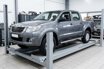 Toyota Hilux 2006–2015 Boční nášlapy BlackLine (2 ks, hliník) fotografie 1