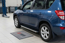 Toyota Rav 4 2006–2013 Boční nášlapy BlackLine (2 ks, hliník) fotografie 1