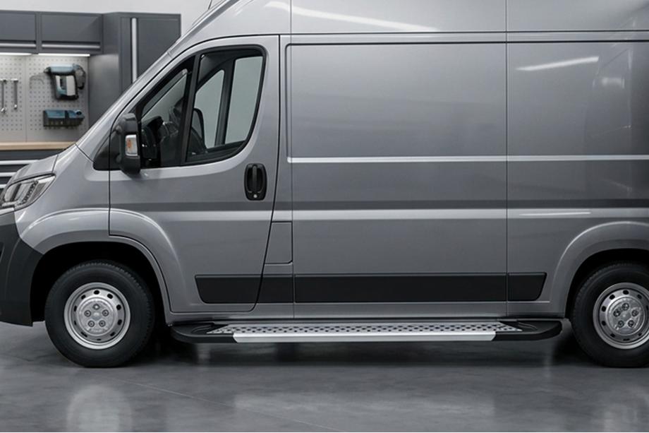 Peugeot Boxer 2006–2025 Boční prahy New Vision Grey (2 ks., hliník) Střední rozvor Image