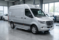 Mercedes Sprinter W907/W910 2018– Boční prahy New Vision Grey (2 ks., hliník) Střední rozvor – zadní pohon fotografie 1