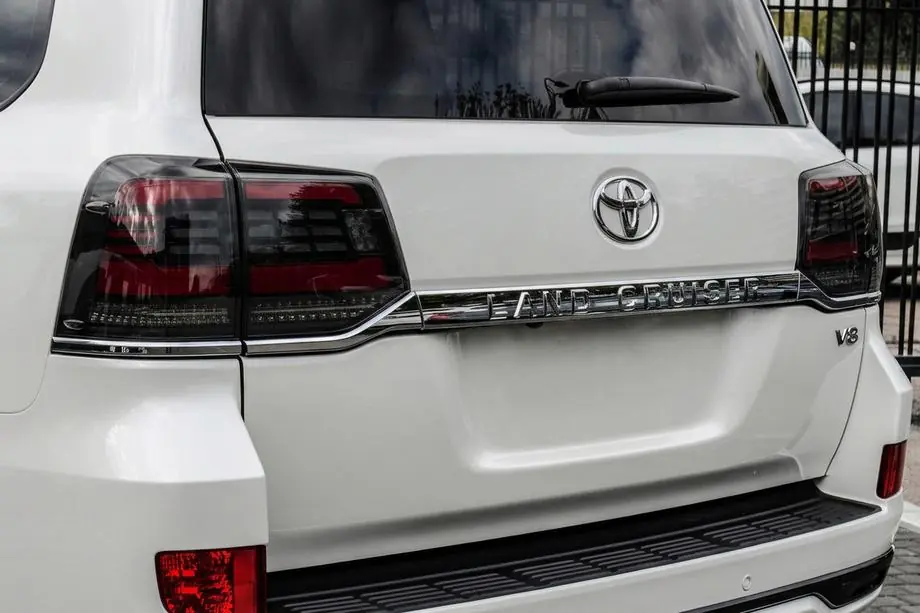Toyota Land Cruiser 200 2007–2021 Zadní světla 2016-2021 (sekvenční červené) Image