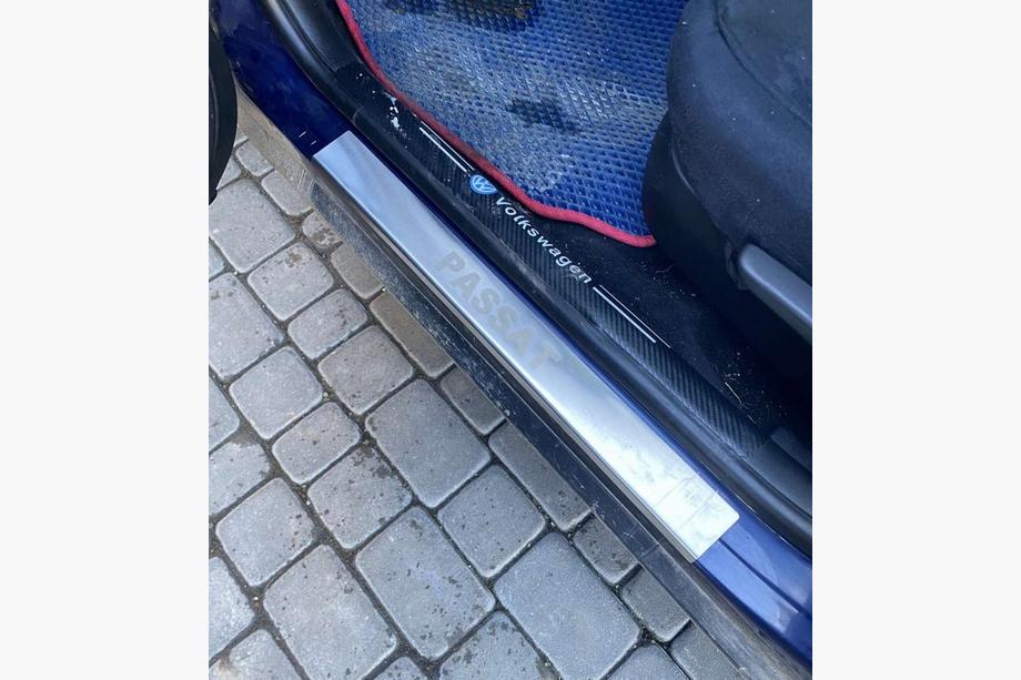 Volkswagen Passat B5 1997–2005 Nerezové kryty prahů Carmos (4 ks) Image