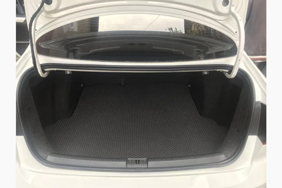 Volkswagen Jetta 2011–2018 Koberec do kufru (EVA, černý) Fotografie 4