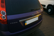 Ford Fiesta 2002–2008 Nerezová lišta nad SPZ Carmos - turecká ocel fotografie 3