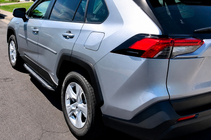 Toyota Rav 4 2019–2025 Boční nášlapy OEM V2B (2 ks, hliník) fotografie 8