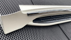 Toyota Land Cruiser 200 2007–2021 Boční prahy Exlusive (design 2021) Bílá barva fotografie 2