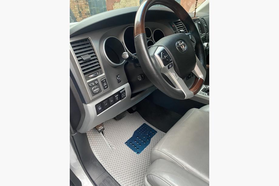Toyota Sequoia 2007–2022 Polyuretanové EVA autokoberce do interiéru, 3 řady, šedé 2. řada – loketní opěrka Fotografie 3