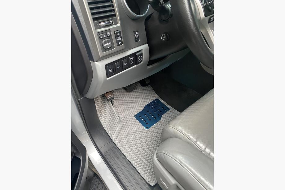 Toyota Sequoia 2007–2022 Polyuretanové EVA autokoberce do interiéru, 3 řady, šedé 2. řada – loketní opěrka Fotografie 4