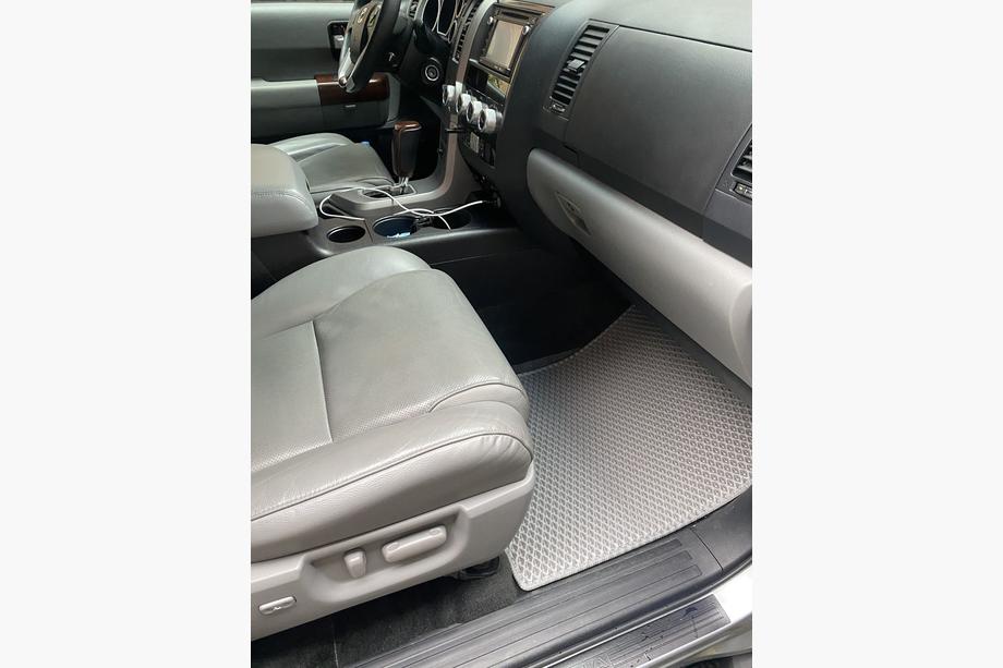 Toyota Sequoia 2007–2022 Polyuretanové EVA autokoberce do interiéru, 3 řady, šedé 2. řada – loketní opěrka Fotografie 6