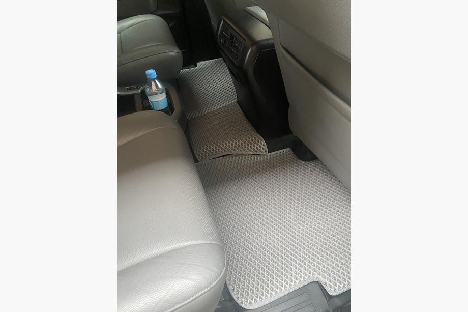 Toyota Sequoia 2007–2022 Polyuretanové EVA autokoberce do interiéru, 3 řady, šedé 2. řada – loketní opěrka Fotografie 7