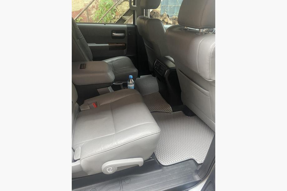 Toyota Sequoia 2007–2022 Polyuretanové EVA autokoberce do interiéru, 3 řady, šedé 2. řada – loketní opěrka Fotografie 2