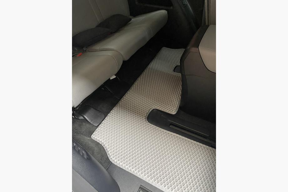Toyota Sequoia 2007–2022 Polyuretanové EVA autokoberce do interiéru, 3 řady, šedé 2. řada – loketní opěrka Fotografie 8