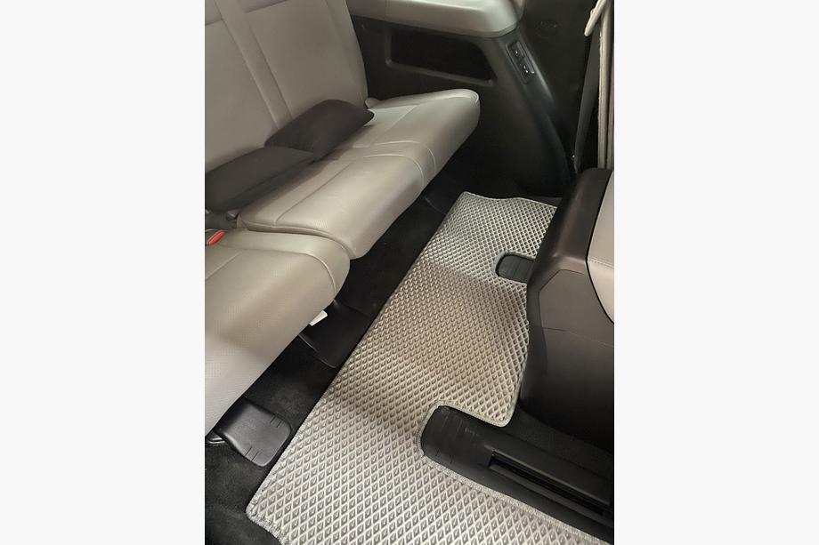 Toyota Sequoia 2007–2022 Polyuretanové EVA autokoberce do interiéru, 3 řady, šedé 2. řada – loketní opěrka Fotografie 15