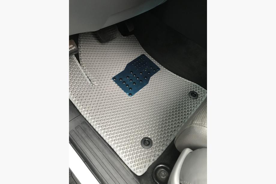 Toyota Sequoia 2007–2022 Polyuretanové EVA autokoberce do interiéru, 3 řady, šedé 2. řada – loketní opěrka Fotografie 13