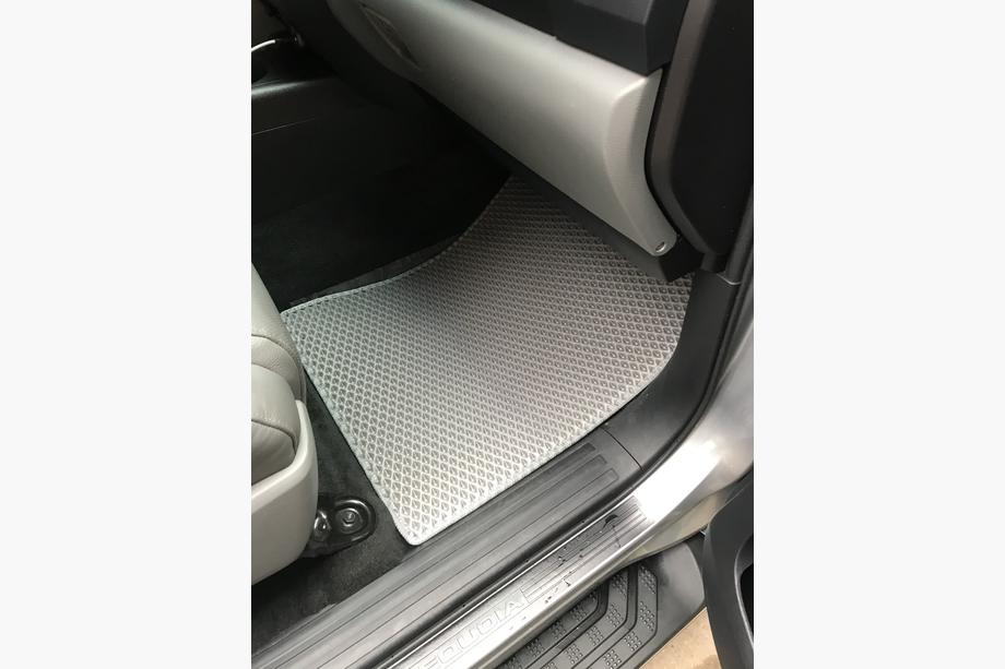 Toyota Sequoia 2007–2022 Polyuretanové EVA autokoberce do interiéru, 3 řady, šedé 2. řada – loketní opěrka Fotografie 12