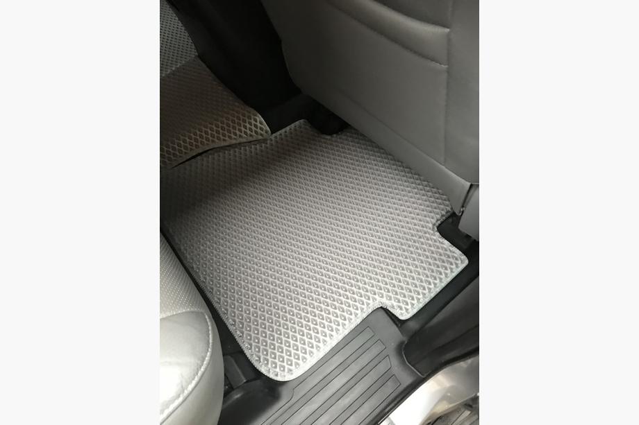 Toyota Sequoia 2007–2022 Polyuretanové EVA autokoberce do interiéru, 3 řady, šedé 2. řada – loketní opěrka Fotografie 10