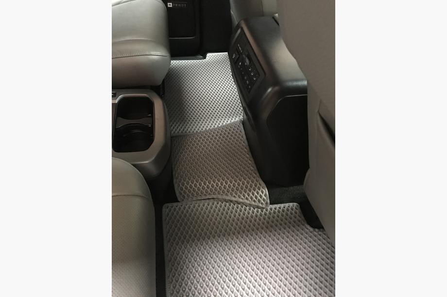Toyota Sequoia 2007–2022 Polyuretanové EVA autokoberce do interiéru, 3 řady, šedé 2. řada – loketní opěrka Fotografie 9