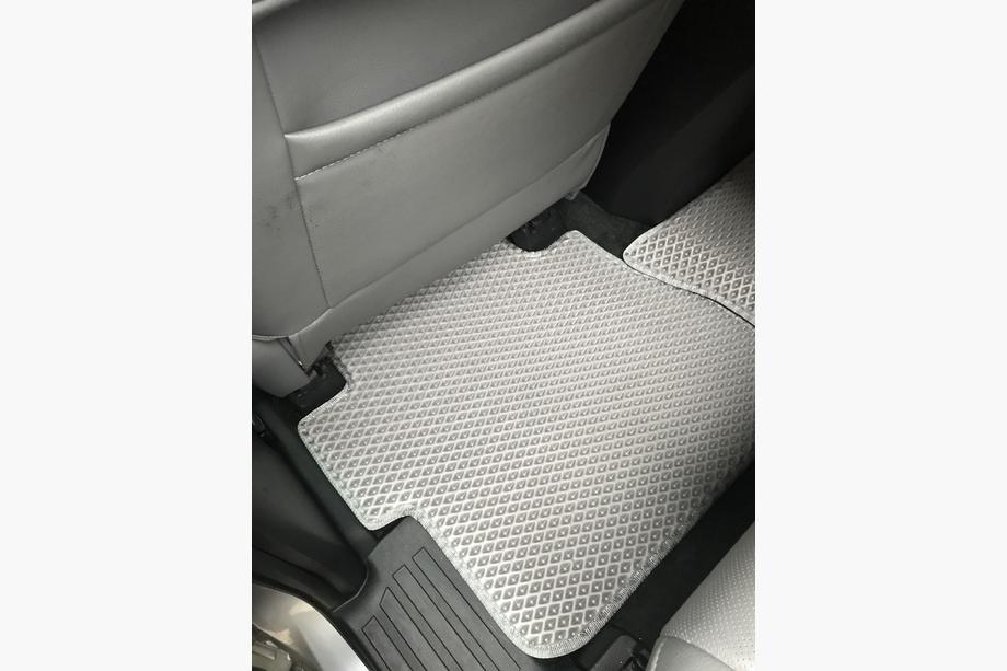 Toyota Sequoia 2007–2022 Polyuretanové EVA autokoberce do interiéru, 3 řady, šedé 2. řada – loketní opěrka Fotografie 16