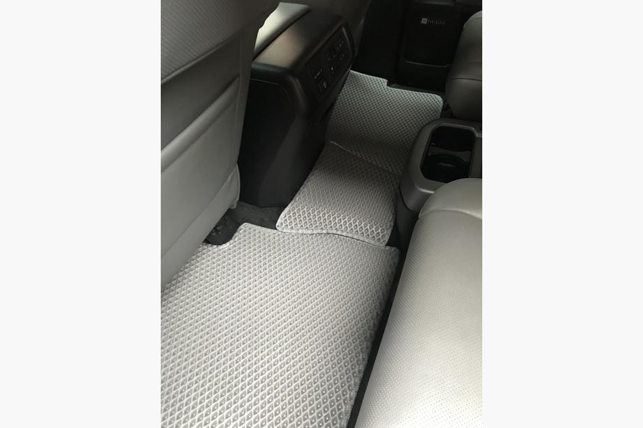 Toyota Sequoia 2007–2022 Polyuretanové EVA autokoberce do interiéru, 3 řady, šedé 2. řada – loketní opěrka Fotografie 17