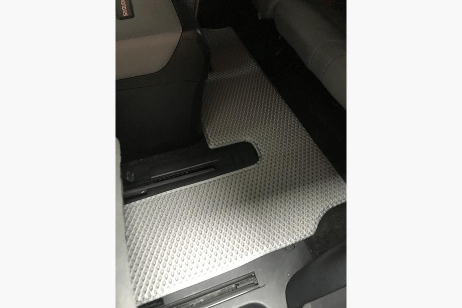 Toyota Sequoia 2007–2022 Polyuretanové EVA autokoberce do interiéru, 3 řady, šedé 2. řada – loketní opěrka Fotografie 18